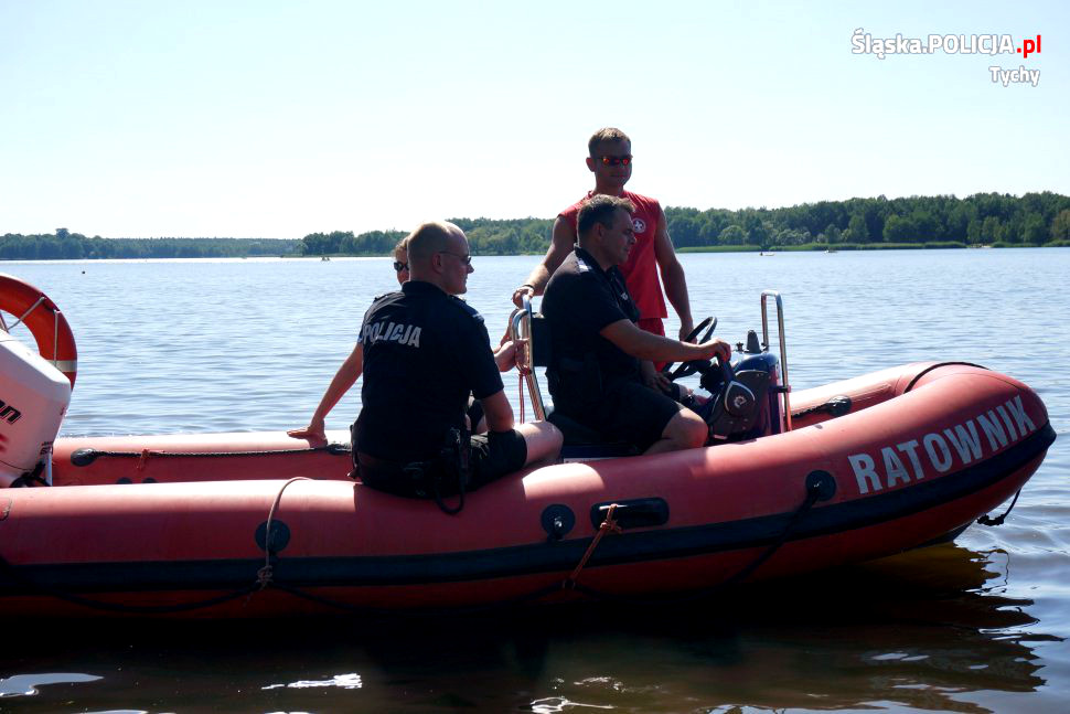 Na zdjęciu widoczni dwaj policjanci na motowówce oraz ratownik.