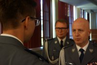 Generał Szymczyk wraz z Komendantem Komendy Miejskiej Policji w Tychach wręcza tyskim policjantom mianowania