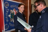 Komendant Miejski Policji w Tychach insp. Dariusz Nowak wręcza policjantom tyskiej drogówki podziękowania