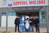 spotkanie policjantów i Mikołaja z dziećmi w Szpitalu Miejskim w Tychach