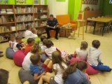 Policjanci czytają dzieciom