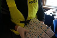 Policjanci zabezpieczyli nielegalny towar wart 30 tys. zł.