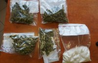 Obrazek przedstawia 4 woreczki z zielonym suszem - marihuaną oraz jeden z białym proszkiem-amfetaminą