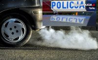 obrazek przedstawia tym samochodu dymiący z rury wydechowej, a u góry napis POLICJA