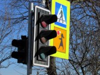 Obrazek przedstawia sygnalizację świetlną oraz znak drogowy &quot;uwaga dzieci&quot; &quot;przejście dla pieszych&quot;