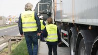 Obrazek przedstawia funkcjonariuszy inspekcji ochrony środowiska podchodzących do pojazdu ciężarowego