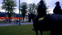 Obrazek przedstawia dwóch policjantów na koniach, w tle stadion miejski
