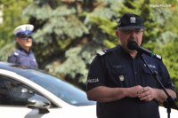 Obrazek przedstawia przemawiającego przez mikrofon Komendanta Wojewódzkiego Policji w Katowicach