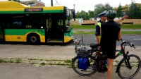 Na zdjęciu widoczna symulacja wypadku drogowego-potrącenie rowerzysty przez autobus oraz rozmawiającego z rowerzystą policjanta ruchu drogowego
