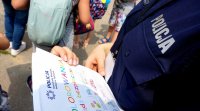 Na obrazku widoczna kolorowanka dla dzieci oraz napis &quot;Policja&quot; z części munduru