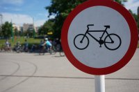Na zdjęciu widoczne znak &quot;zakaz ruchu rowerom&quot;