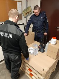 policjanci odbierają środki ochrony osobistej w KWP Katowice