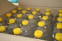 napoje spirytusowe w przeźroczystych butelkach z żółtymi zakrętkami
