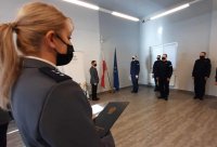 Na zdjęciu widoczny Zastępca Komendanta Miejskiego Policji w Tychach oraz nowi policjanci podczas uroczystości ślubowania.