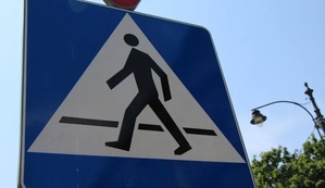 Na zdjęciu znak informacyjny oznaczajacy oznakowane przejście dla pieszych.