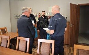 Na zdjęciu Prezydent Miasta Tychy, Komendant Miejski Policji w Tychach oraz dwóch wyróżnionych policjantów.