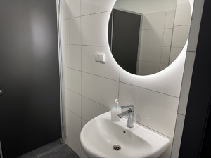 lustro i umywalka w łazience, oświetlenie sztuczne