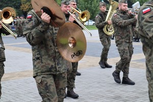 Na zdjęciu występ orkiestry wojskowej.
