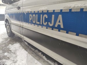 Na zdjęciu policyjny radiowóz na zaśnieżonej drodze
