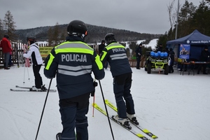 Na zdjęciu umundurowani policjanci na nartach.
