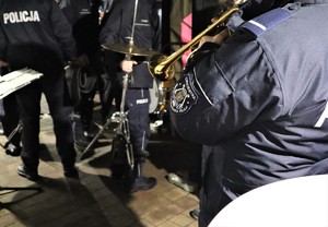 Na zdjęciu muzycy z Orkiestry Komendy Wojewódzkiej Policji w Katowicach przygotowujący się do występu.