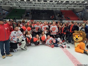 Na zdjęciu uczestnicy meczu hokeja na rzecz Wielkiej Orkiestry Świątecznej Pomocy