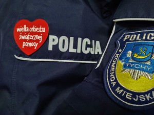 Na zdjęciu policyjny mundur z serduszkiem Wielkiej Orkiestry Świątecznej Pomocy.