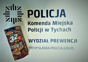 Na zdjęciu plakat z napisem Policja Komenda Miejska Policji w Tychach Wydział Prewencji tychy.slaska.policja.gov.pl oraz puszka Wielkiej Orkiestry Świątecznej Pomocy.