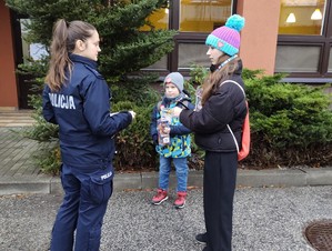 Na zdjęciu wolontariusze Wielkiej Orkiestry Świątecznej Pomocy oraz umundurowana policjantka.