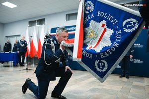 Nowy Komendant wojewódzki Policji w Katowicach wita się ze sztandarem poprzez ukłon w jego kierunku.