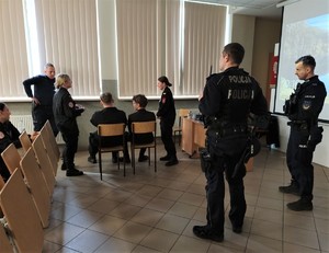 Na zdjęciu uczniowie klasy o profilu policyjnym na spotkaniu z umundurowanymi policjantami.