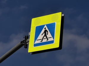 Na zdjęciu znak drogowy oznaczający przejście dla pieszych