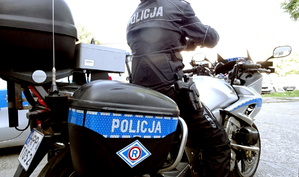 Na zdjęciu policjant na motocyklu służbowym.
